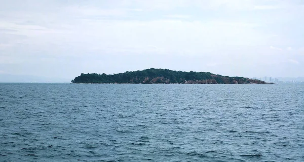 Вода остров.Голубое море / океан и облака небо абстрактный фон . — стоковое фото