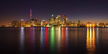 Toronto cityscape panorama renkli ışıklı Gölü üzerinden alacakaranlıkta