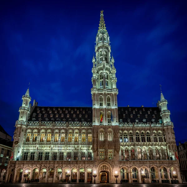 Sabahın erken saatlerinde Grand Place, Belçika