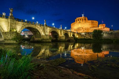 Kutsal Melek Şatosu ve Kutsal Melek Köprüsü Şafakta, Roma, İtalya