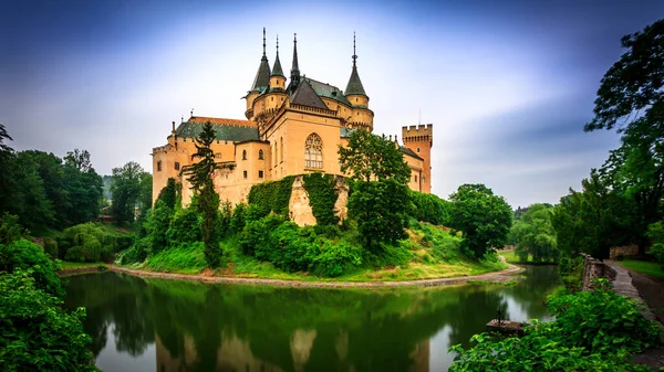 Bojnice Şatosu, 12. yüzyılda inşa edilmiş orijinal Gotik ve Rönesans unsurları olan romantik bir şato. Güzel Bojnice Kalesi Slovakya 'nın en çok ziyaret edilen kalelerinden biri..