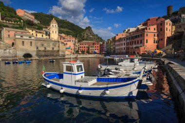 Vernazza balıkçı köyü. Vernazza Cinque Terre 'nin beş ünlü renkli köyünden biridir.