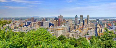 Kanada 'nın Quebec kentindeki Royal Dağı' nın tepesinden Montreal şehri manzarası