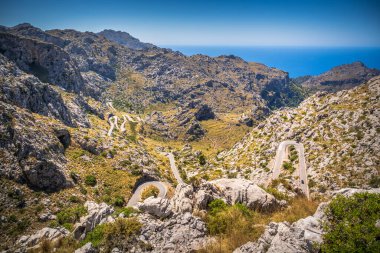Sa Calobra yolu - Carretera de Sa Calobra Mallorca Adası, İspanya. Bu yol dünyanın en manzaralı ve tehlikeli yollarından biridir..