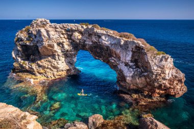 Mavi su ve güneşli bir gün Palma de Mallorca 'daki güzel doğa harikası. Es Pontas doğal kaya oluşumları Palma de Mallorca, Balearic Adaları, İspanya