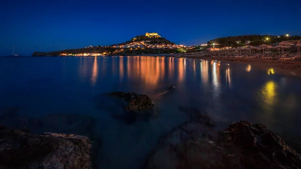 Yunanistan 'ın Rodos adasındaki Lindos kentine gece panoramik manzara