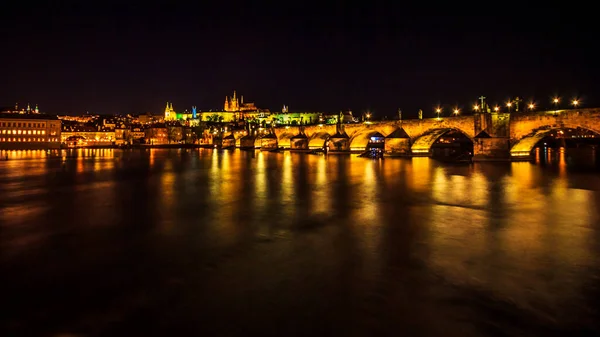 Pont Charles Cathédrale Saint Vitus Reflétés Dans Rivière Vltava Traversant — Photo