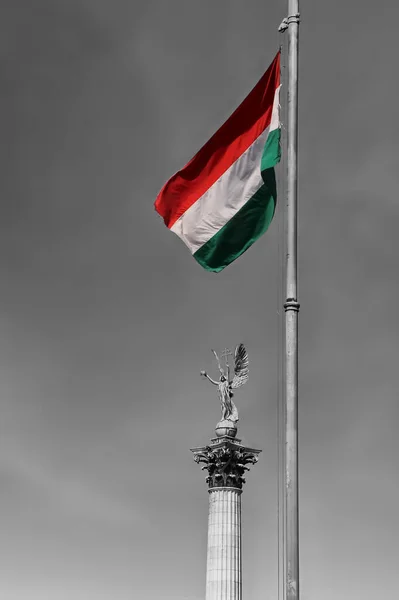 Bandeiras Húngaras Voando Praça Herói Budapeste Hungria — Fotografia de Stock