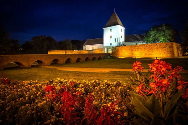 Abendliche Ansicht Der Festung Sarvar Schöne Farbgebung Die Beleuchtete Burg — Stockfoto