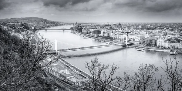 Budapeşte Şehri Kale Citadella Tepesinden Tuna Üzerindeki Köprüler — Stok fotoğraf