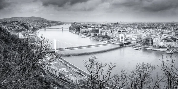 Budapeşte şehri, kale ve Citadella tepesinden Tuna üzerindeki köprüler.