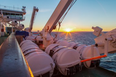 Cansalı geminin güvertesinde monte