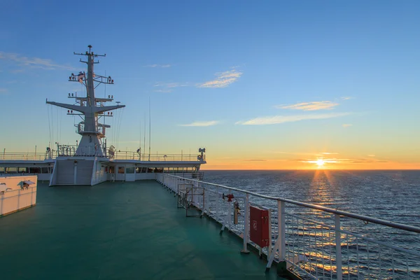 Öppna övre däck av fartyget vid solnedgången — Stockfoto
