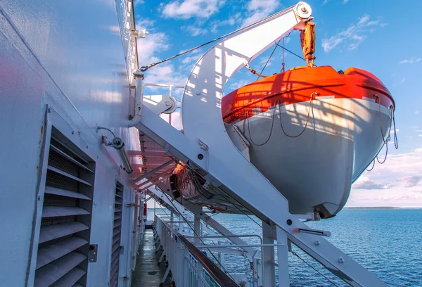 Öppna fartygets däck med livbåtar — Stockfoto