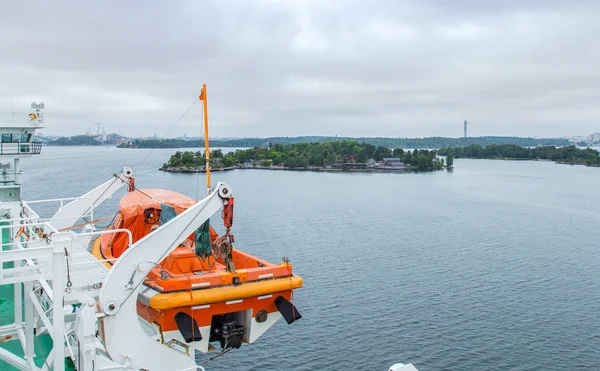 Bote salvavidas de seguridad en cubierta de un crucero — Foto de Stock