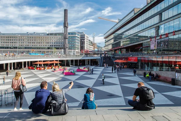 İsveç Stokholm, 1 Eylül 2016: turist olun selfie Sergels torg. Sergels torg genel Meydanı of Stockholm. 38 metrelik cam sütun heykeltıraş Edwin Erstrema Crystal merkezinde duruyor.