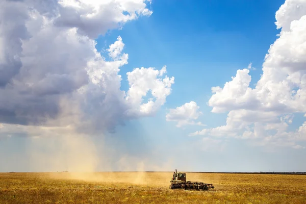 在大草原的春耕拖拉机 — 图库照片