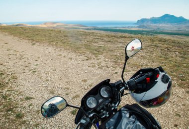 Bir dağda motosiklet