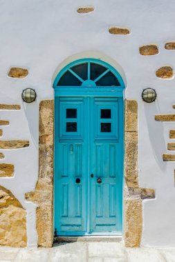 Geleneksel bir renkli kapı cyclades Adaları
