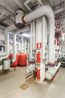 endüstriyel su arıtma ve kazan dairesi. Parlak çelik metal 