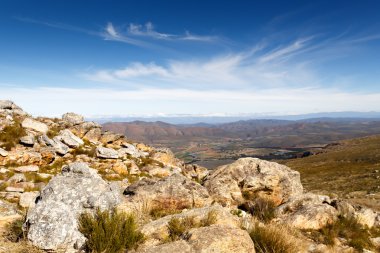 Dağ çiftlik üzerinde set ve bulutlar - Swartberg geçmek