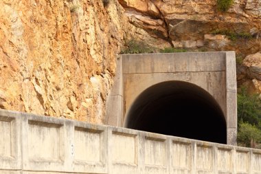 Hiç bir yerde önde gelen bir tünel