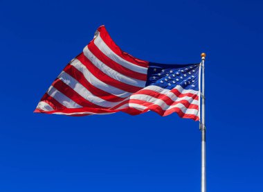 Amerikan bayrağı sallayarak masmavi gökyüzünde
