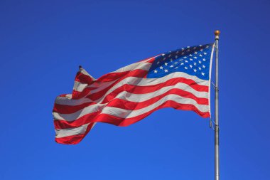 Amerikan bayrağı mavi gökyüzü arka plan üzerinde rüzgarda sallayarak