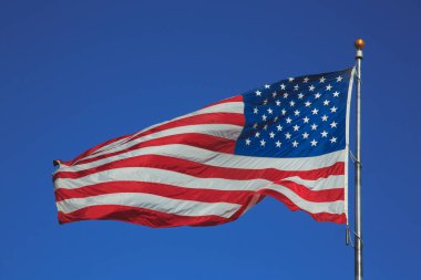 Amerika Birleşik Devletleri tarihinde rüzgarda sallayarak bayrak mavi gökyüzü temizleyin