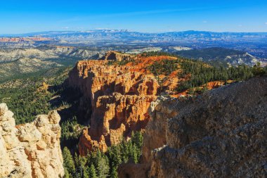 Muhteşem kaya oluşumu. Bryce Canyon Milli Parkı. Utah, birleştirmek