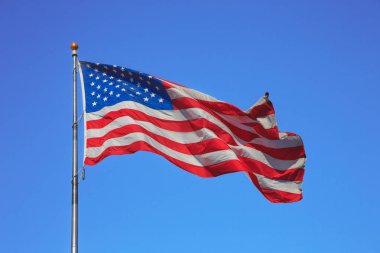 Amerika Birleşik Devletleri tarihinde rüzgarda sallayarak bayrak gökyüzü temizleyin