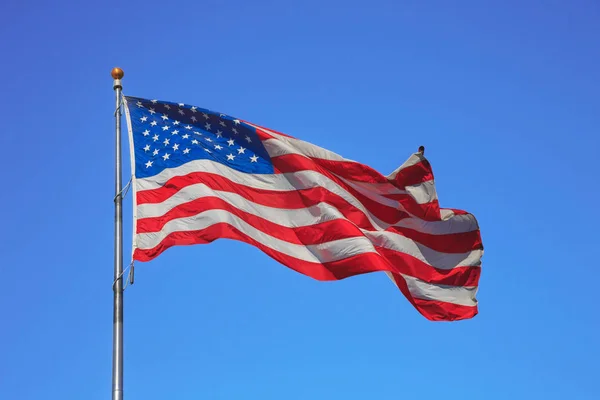 Bandera de Estados Unidos de América ondeando sobre el viento en el cielo despejado Imagen De Stock