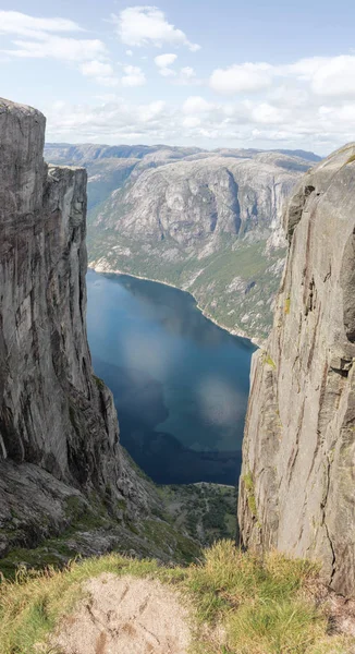Schöne Landschaft des Fjords aus einer Höhe zwischen den Felsen — Stockfoto