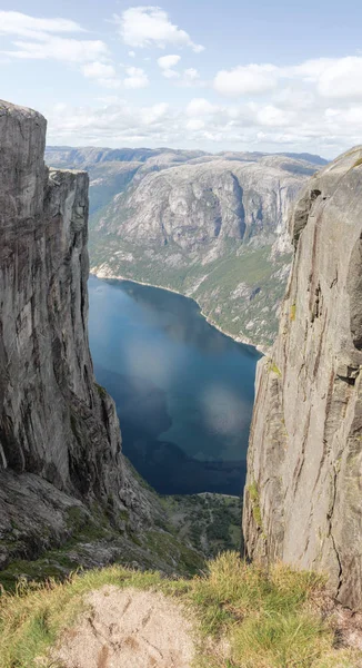 Hermoso paisaje del fiordo desde una altura entre las rocas — Foto de Stock