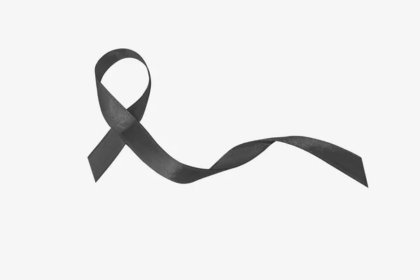 Cinta gris de cáncer cerebral aislada sobre fondo blanco. Tejido satinado concepto simbólico de la conciencia del logotipo, para ayudar a apoyar la campaña sobre la vida de las personas que viven W / enfermedades neoplásicas / enfermedad  . — Foto de Stock