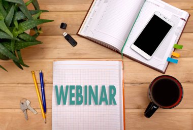Bir iş adamı masaya Defteri'nde notlar Webinar.