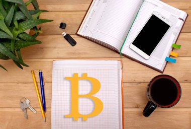 Bir iş adamı masaya Defteri'nde notlar bitcoins.