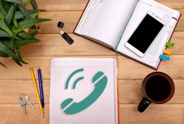 Telefon Defteri'nde bir işadamı masanın üstüne notlar. Voi