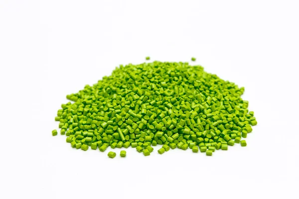 Zielone plastikowe kuleczki na białym tle. Polimerowe barwnika dla p — Zdjęcie stockowe