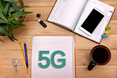 Not Defteri'nde bir işadamı masanın üstüne 5g.