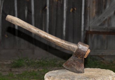 Yakacak odun doğrama için eski balta bir ağaç kütüğü üzerinde.