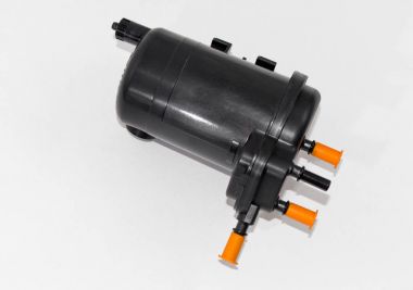 Yakıt filtresi. Beyaz arka plan üzerinde izole oto yedek parça.