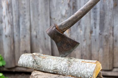 Yakacak odun doğrama için eski balta bir ağaç kütüğü üzerinde.