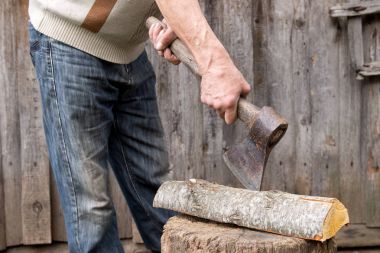 İşçi, eski Baltalı bir yaşlı adam yakacak odun pirzola. Zorla