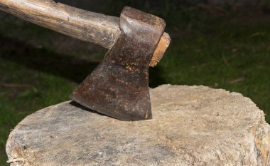 Yakacak odun doğrama için eski balta bir ağaç kütüğü üzerinde.