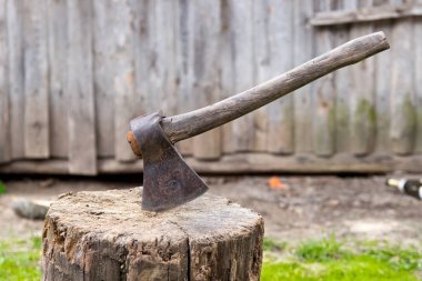 Yakacak odun doğrama için eski balta bir ağaç kütüğü üzerinde.