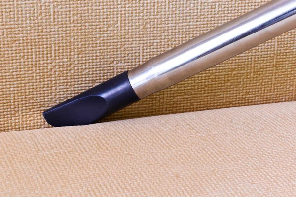 Koltuk elektrikli süpürge bașlığı ile temizleyin. Temizlik ben