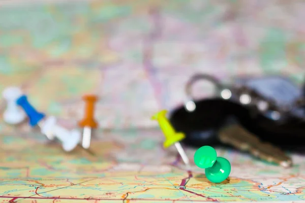 Puntos de destino de viajes en un mapa indicado con el pulgar colorido — Foto de Stock