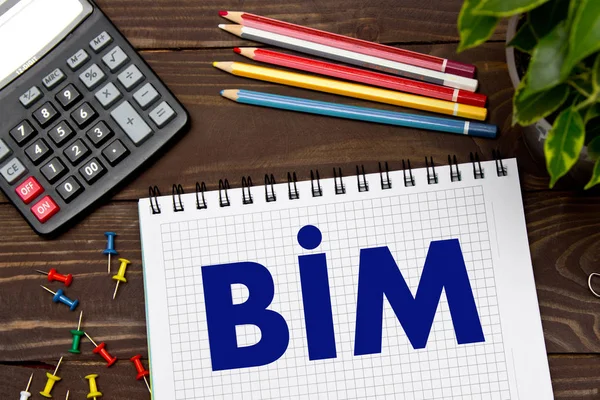 Cuaderno con notas BIM en la mesa de la oficina con herramientas. Concep — Foto de Stock