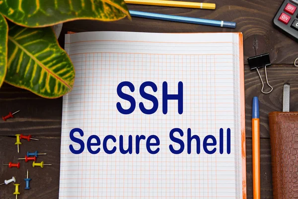 Notebook con note SSH Secure Shell sul tavolo dell'ufficio — Foto Stock